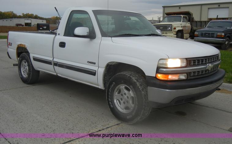 image for item D4800 1999 Chevrolet Silverado 1500 LS pickup truck