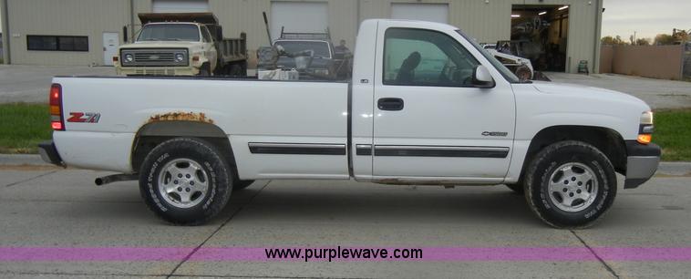 image for item D4800 1999 Chevrolet Silverado 1500 LS pickup truck