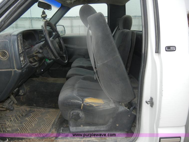 image for item D4800 1999 Chevrolet Silverado 1500 LS pickup truck