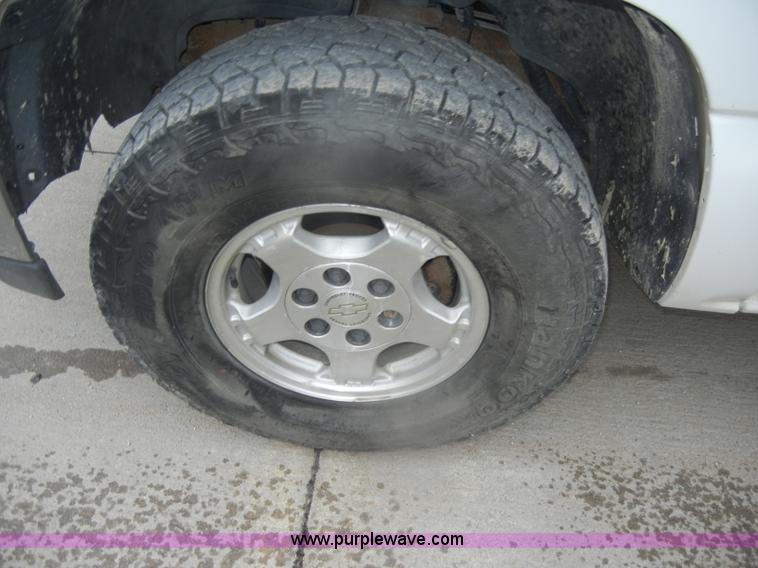 image for item D4800 1999 Chevrolet Silverado 1500 LS pickup truck