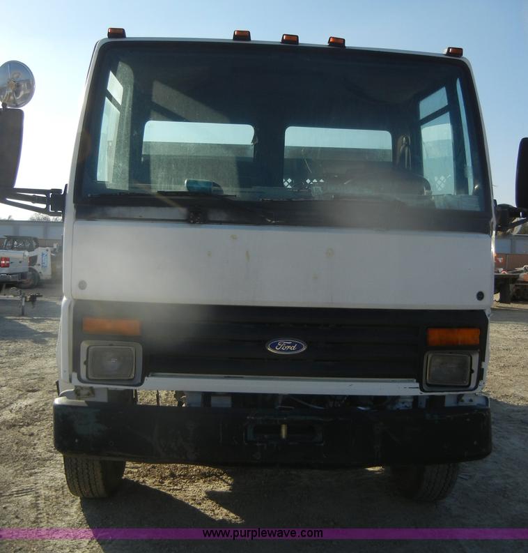 image for item D4904 1986 Ford CF6000 flatbed truck