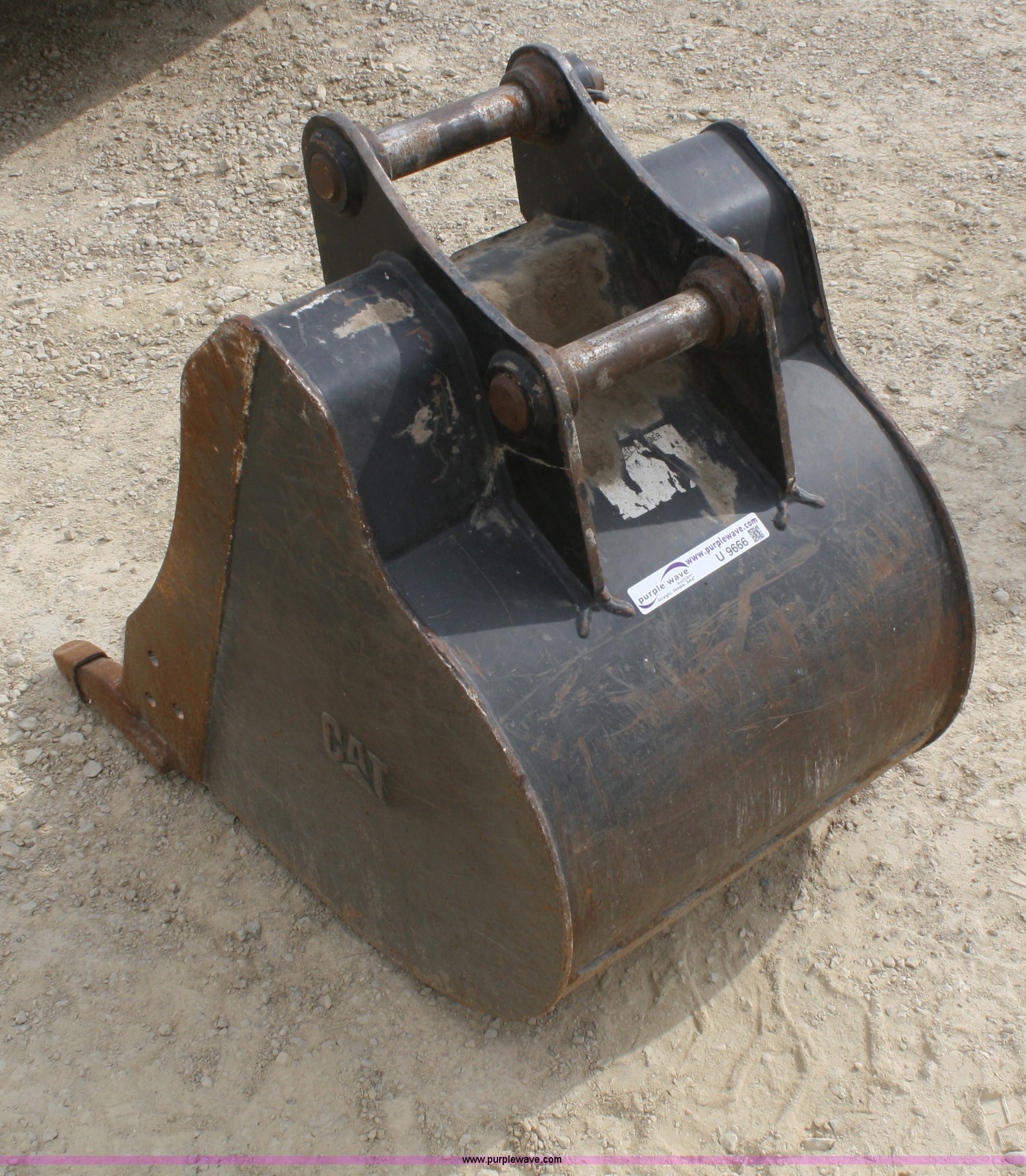 Caterpillar 24" mini excavator bucket in Manhattan , KS Item U9666