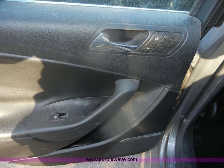 image for item D4645 2006 Volkswagen Passat 2.0T