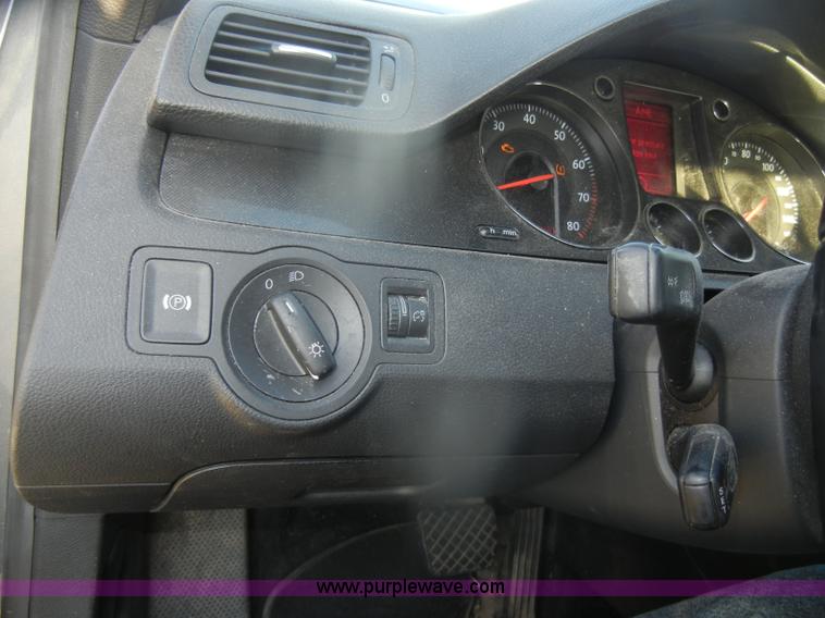 image for item D4645 2006 Volkswagen Passat 2.0T