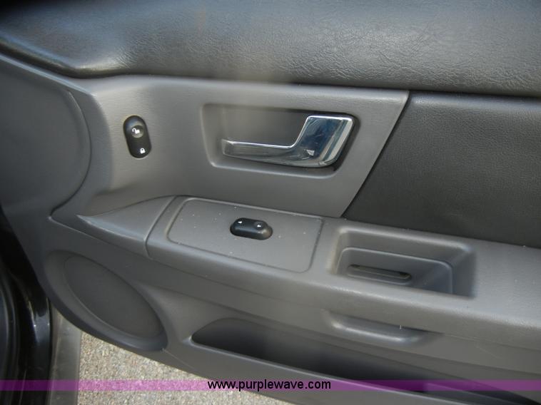 image for item D4647 2001 Ford Taurus SE