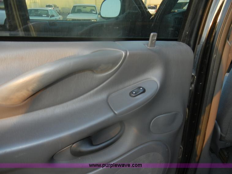 image for item D4648 2000 Ford Expedition XLT SUV