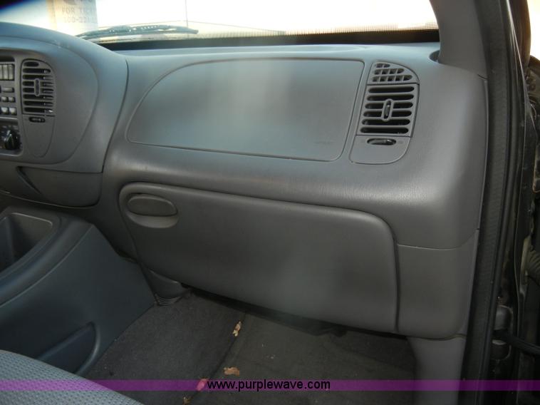 image for item D4648 2000 Ford Expedition XLT SUV