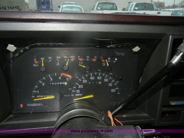 image for item D4726 1990 Chevrolet Silverado C1500 pickup truck