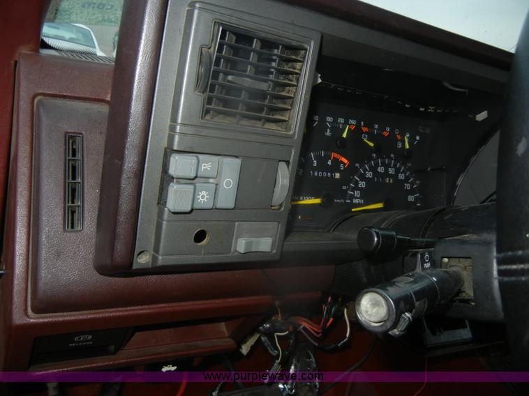 image for item D4726 1990 Chevrolet Silverado C1500 pickup truck