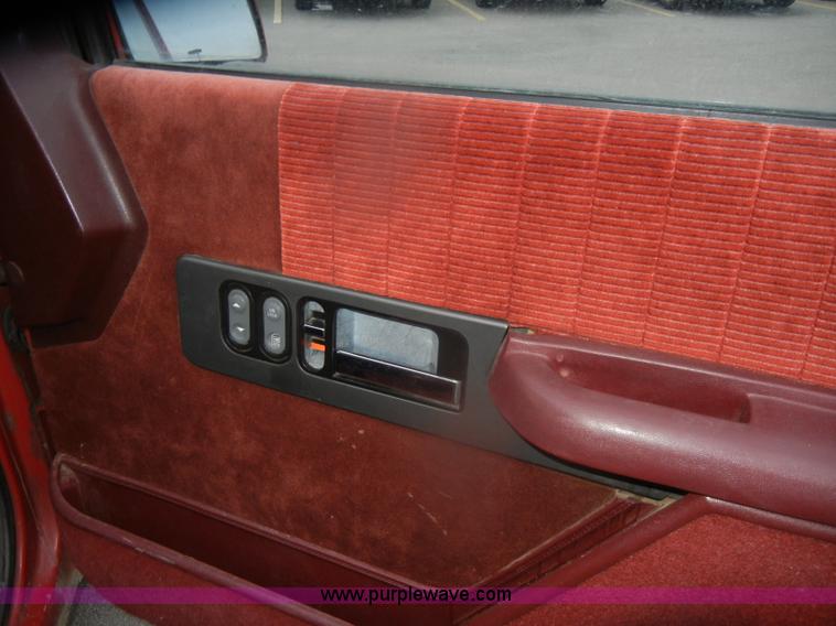 image for item D4726 1990 Chevrolet Silverado C1500 pickup truck