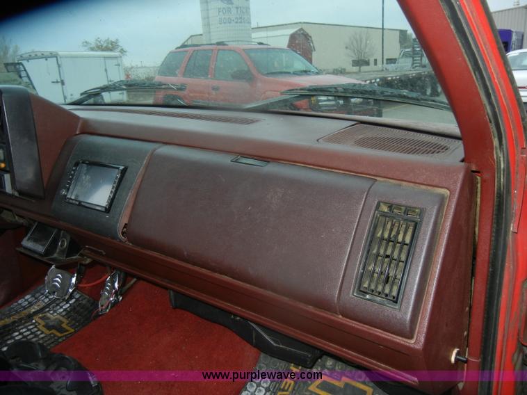 image for item D4726 1990 Chevrolet Silverado C1500 pickup truck