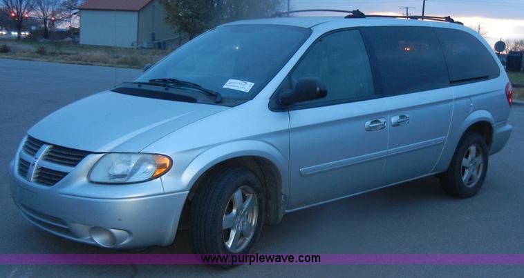 image for item D4727 2004 Dodge Grand Caravan SXT minivan