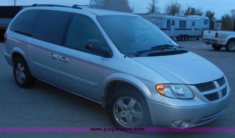 image for item D4727 2004 Dodge Grand Caravan SXT minivan