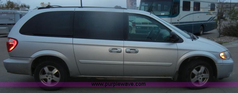 image for item D4727 2004 Dodge Grand Caravan SXT minivan