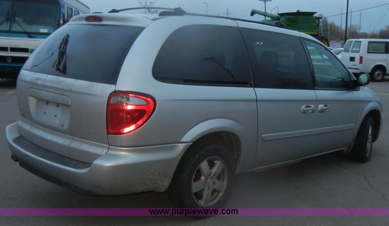 image for item D4727 2004 Dodge Grand Caravan SXT minivan