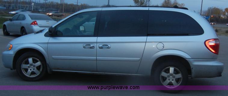 image for item D4727 2004 Dodge Grand Caravan SXT minivan