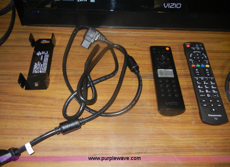 image for item F9238 Vizio 32" television