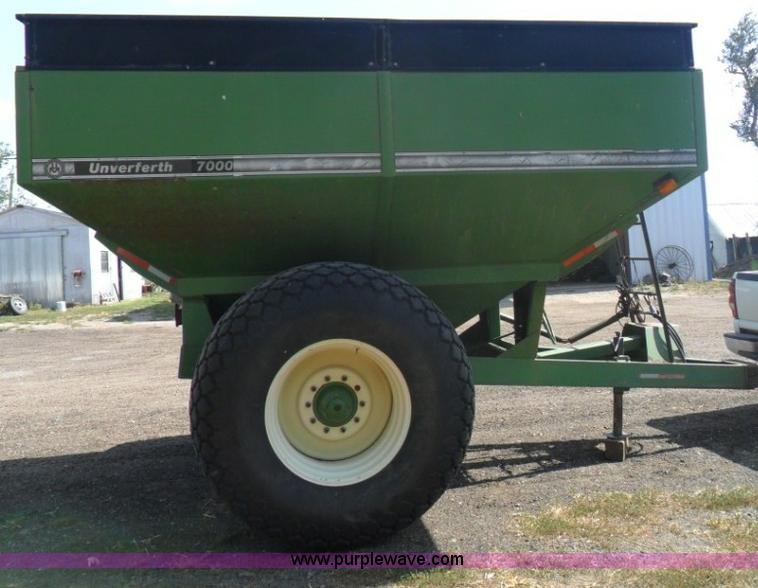 image for item B1612 Unverferth 7000 corner auger grain cart