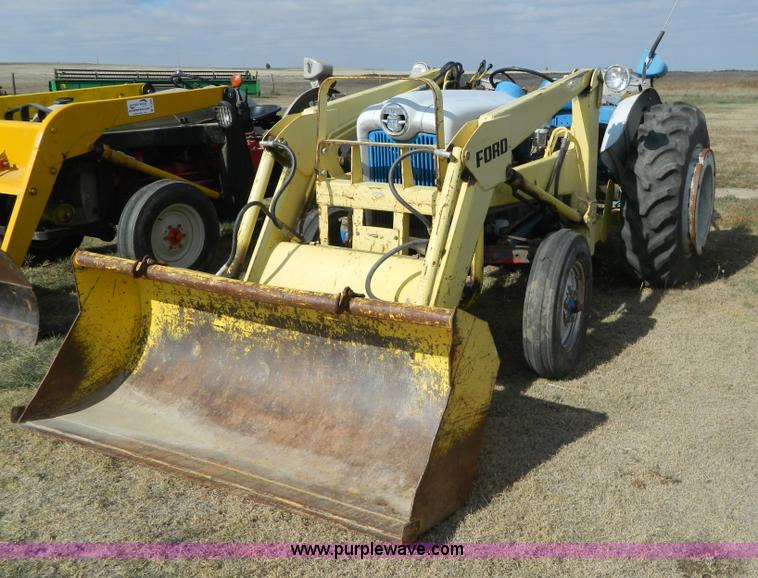 image for item B3959 Ford 800 tractor