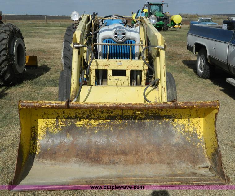 image for item B3959 Ford 800 tractor