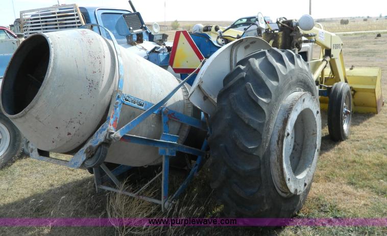 image for item B3959 Ford 800 tractor