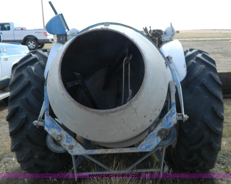 image for item B3959 Ford 800 tractor