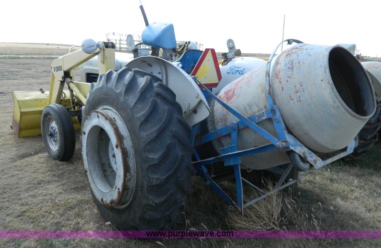 image for item B3959 Ford 800 tractor