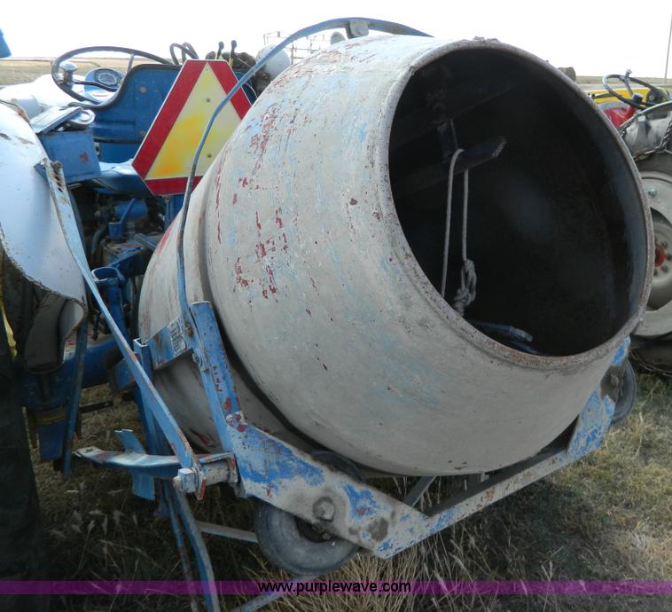 image for item B3959 Ford 800 tractor