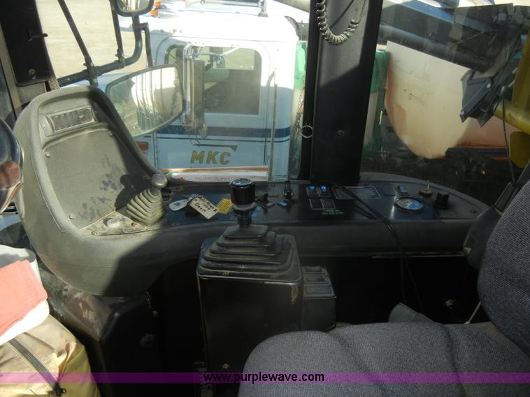 image for item D4669 1999 Ag-Chem TerraGator 8104 floater