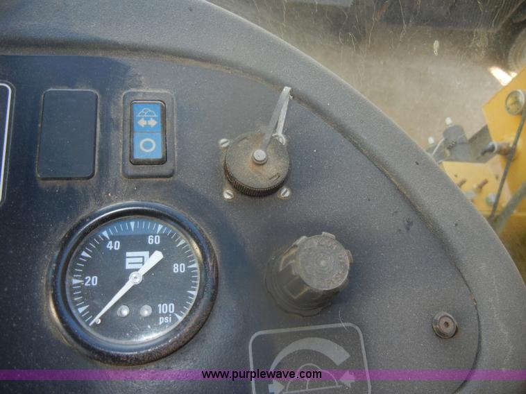 image for item D4669 1999 Ag-Chem TerraGator 8104 floater