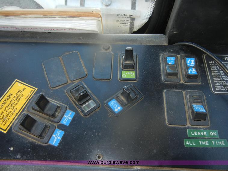 image for item D4669 1999 Ag-Chem TerraGator 8104 floater