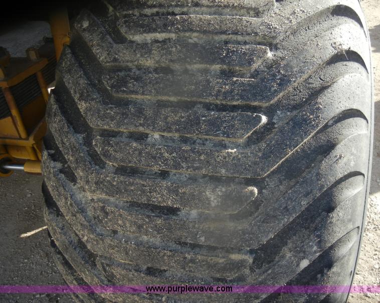 image for item D4669 1999 Ag-Chem TerraGator 8104 floater