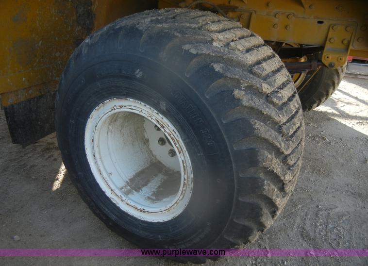 image for item D4669 1999 Ag-Chem TerraGator 8104 floater