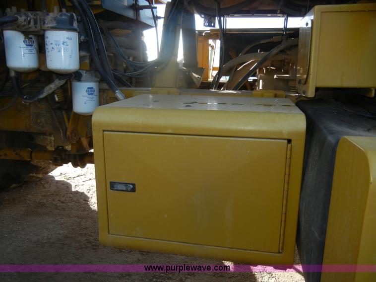 image for item D4669 1999 Ag-Chem TerraGator 8104 floater