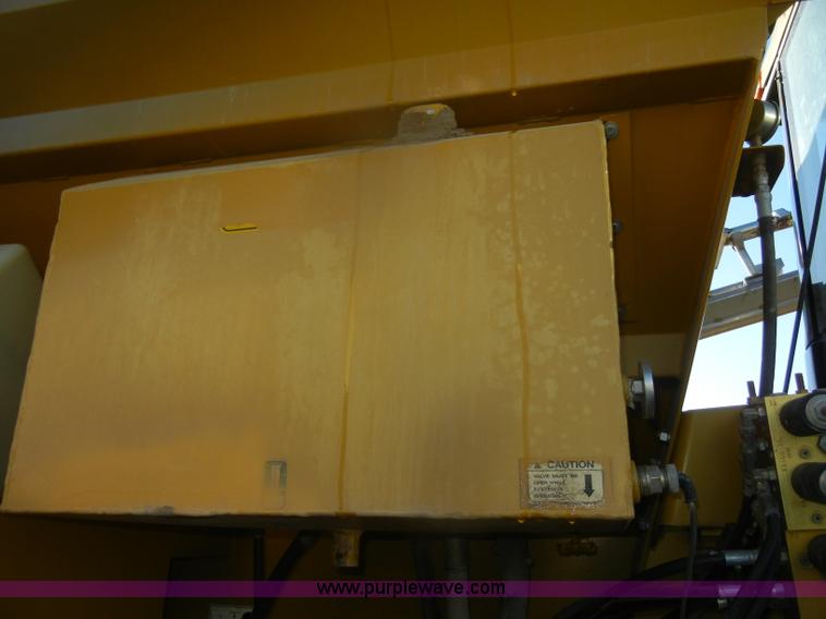 image for item D4669 1999 Ag-Chem TerraGator 8104 floater