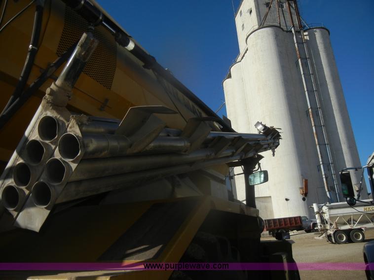 image for item D4669 1999 Ag-Chem TerraGator 8104 floater