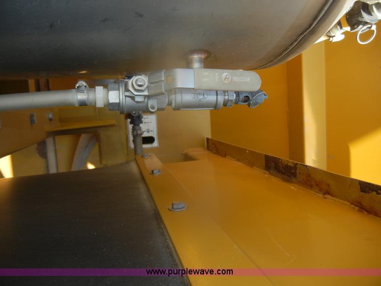 image for item D4669 1999 Ag-Chem TerraGator 8104 floater