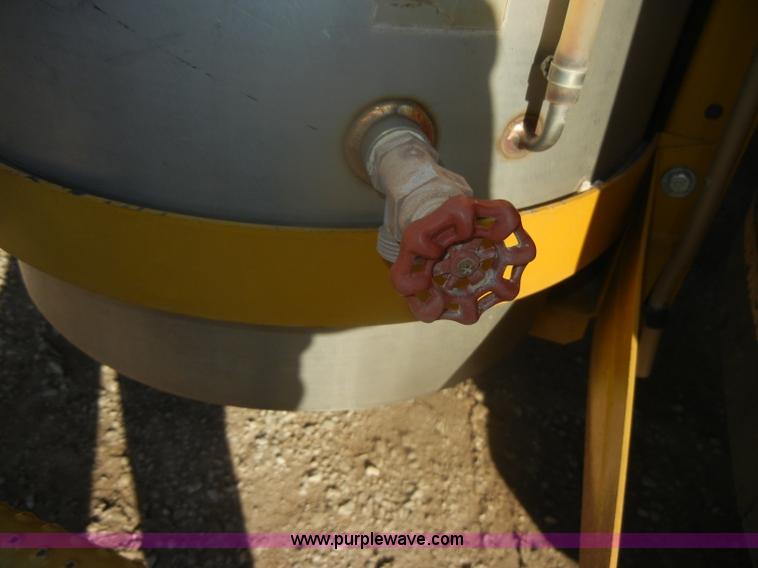 image for item D4669 1999 Ag-Chem TerraGator 8104 floater