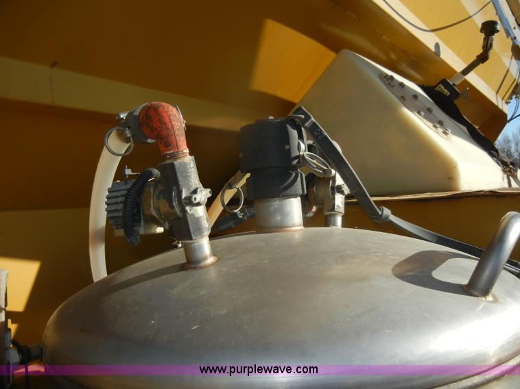 image for item D4669 1999 Ag-Chem TerraGator 8104 floater