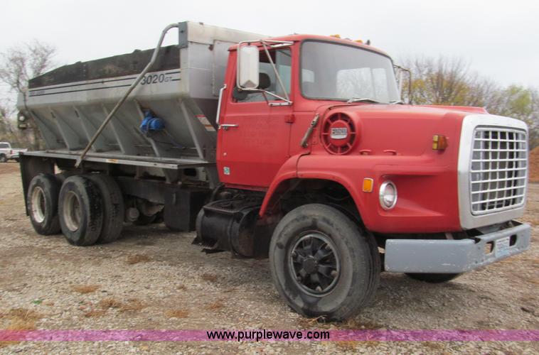 image for item E5695 1979 Ford 8000 conveyor body truck