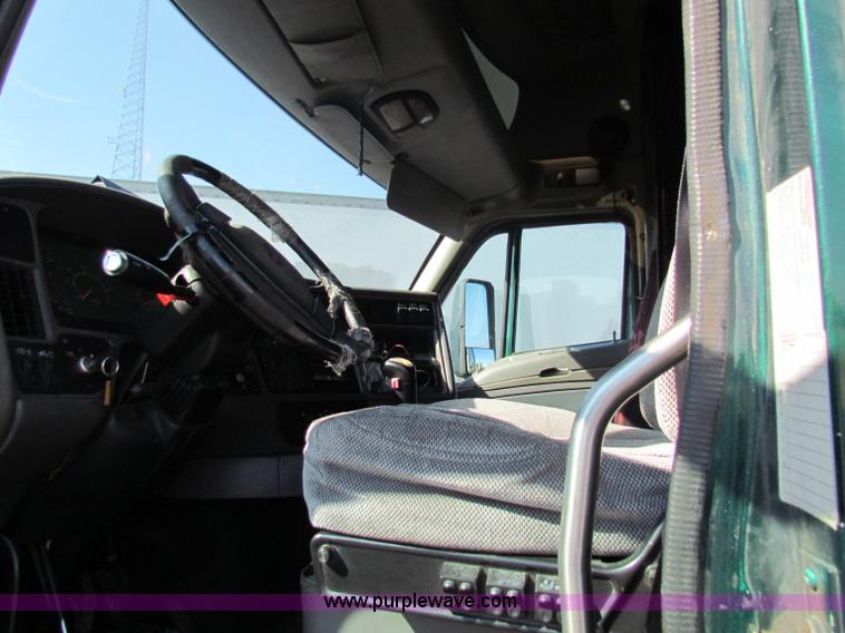 image for item E8122 1998 Kenworth T2000 semi truck