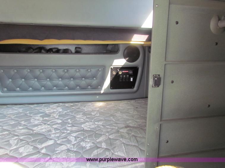 image for item E8122 1998 Kenworth T2000 semi truck