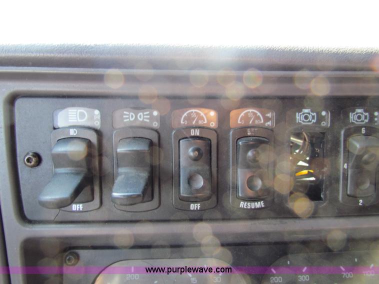 image for item E8122 1998 Kenworth T2000 semi truck