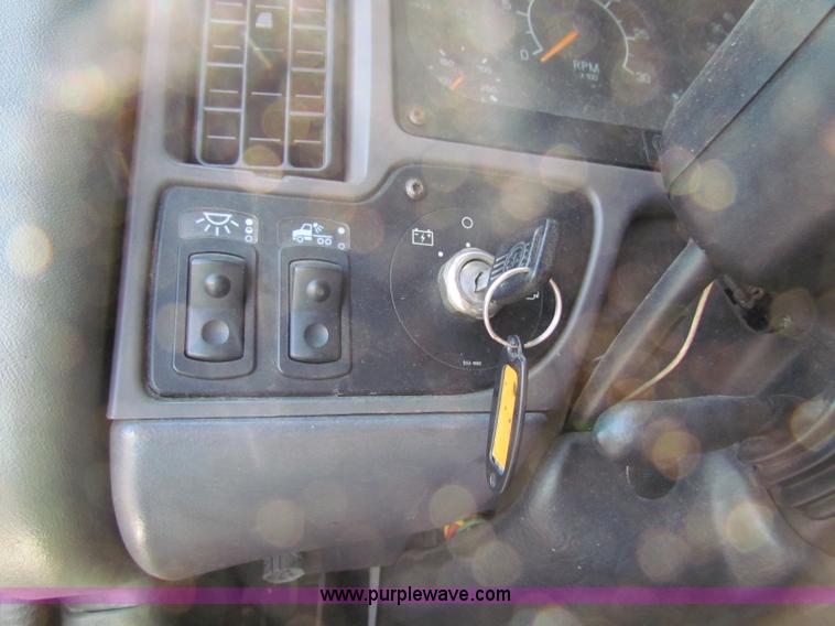 image for item E8122 1998 Kenworth T2000 semi truck