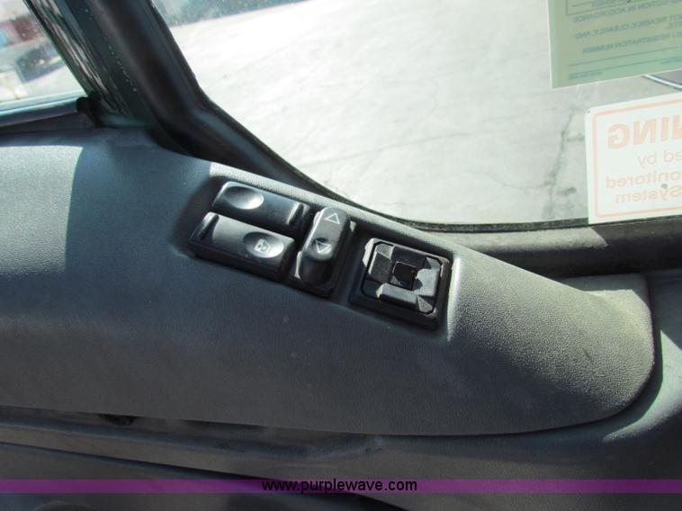 image for item E8122 1998 Kenworth T2000 semi truck