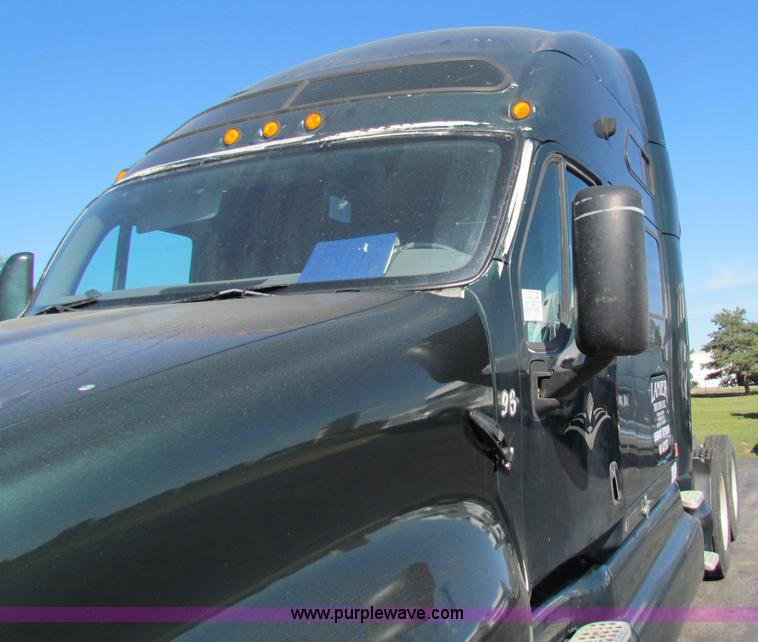 image for item E8122 1998 Kenworth T2000 semi truck