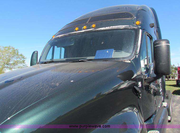 image for item E8122 1998 Kenworth T2000 semi truck