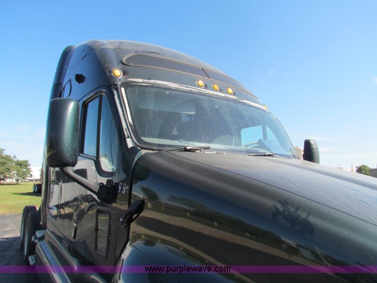 image for item E8122 1998 Kenworth T2000 semi truck