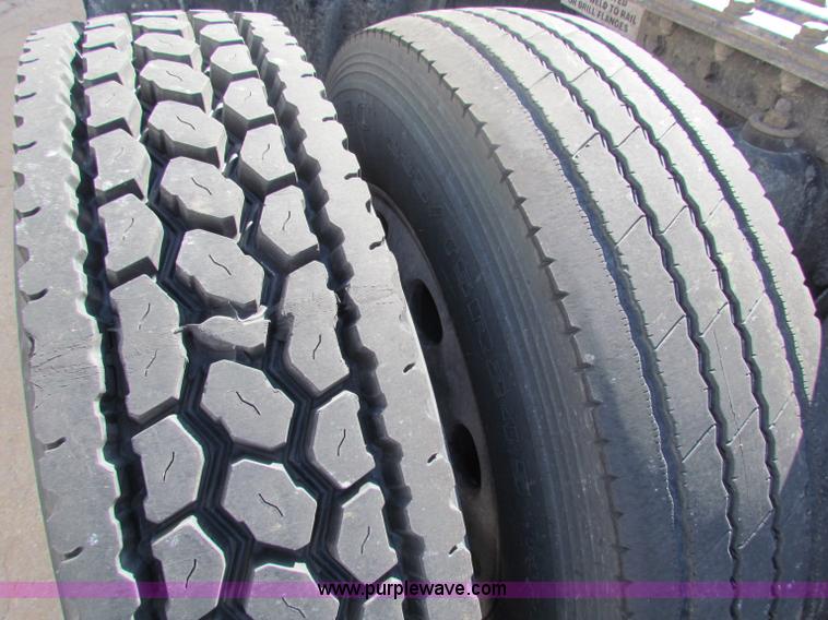 image for item E8122 1998 Kenworth T2000 semi truck