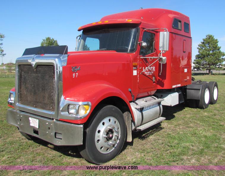 image for item E8123 2002 International 9900i semi truck
